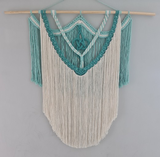 Painel produzido com fios de algodão 24 fios na cor verde claro e verde escuro, franjas com fio 6 de algodão na cor cru. Medida 1m x 1m