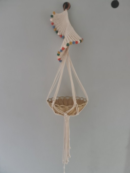 Suporte para planta com contas. Produzido com cordão de algodão