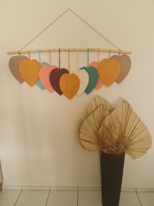 Haste de madeira autêntica e fios de macramé de alta qualidade em diversas cores (tons de terra, verde-água, rosa, mostarda, branco e castanho).
Decoração Versátil: Ideal para salas de estar, quartos, escritórios ou até mesmo para adicionar um toque boho 